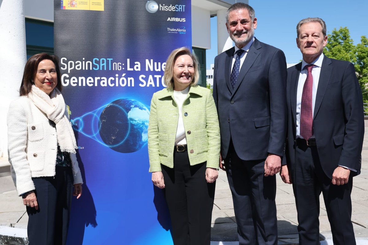 Defensagob's tweet photo. 🛰️ La ministra de @Defensagob, Margarita Robles, acompañada de la #SEDEF, @AmparoValcarce1, visita las instalaciones de @Thales_Alenia_S, en #TresCantos, para conocer los avances en el desarrollo de los satélites #SpainSatNG de #Hisdesat, los más avanzados de Europa. https://t.co/2N4Q9MkqZ7