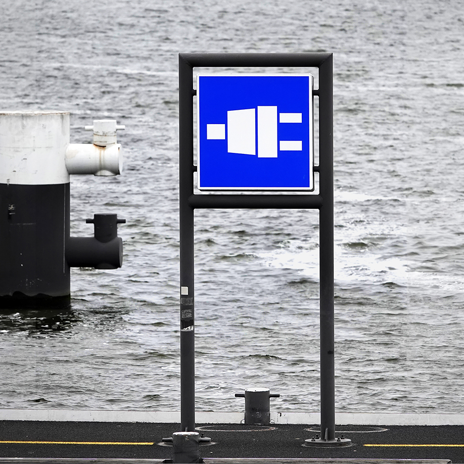 Een duurzame mijlpaal voor de scheepvaart. Het Limburgse provinciebestuur heeft de handtekening gezet onder een Europees partnerschap om elektriciteitspunten aan te leggen op kades. Dit moet de CO2-uitstoot in de scheepvaart terugdringen. Lees meer ➡️ bit.ly/3TXD5X8