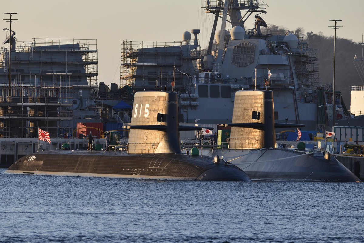 2024年3月29日
米海軍横須賀基地第1バースに停泊中のじんげい(SS-515)とおやしお型潜水艦(艦名不明)
じんげいのセイルの艦番号が消されてしまったと言うことで掲載。
潜水艦は就役訓練終了後、概ね就役から1〜2カ月で艦番号が消され、今後2度と書かれることはない。
#じんげい