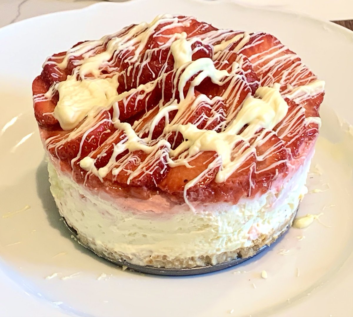 Strawberry cheesecake with a white chocolate drizzle🍓🍰 Good afternoon ☀️⛅️What a beautiful day. My method for this cheesecake is on page 11👇 It’s cheeselicious 😂🥰 Page 1/11 ❤️