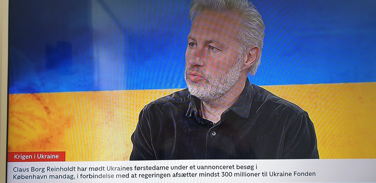 #dkpol #dkbiz
TV2news journalist fortæller at han ofte drikker kaffe med Ukraines ambassadør!Et godt grundlag for objektivitet?Måske fortæller ambassadøren også journalisten hvad han skal rapportere?Giver god mening - TV2news journalistik er alt andet end objektiv omkring Ukraine