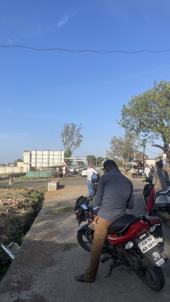 VIPintiwarij's tweet photo. पिछले 42 मिनट से 3 रेलवे लाइन ,दिन में लगभग 200 ट्रेन-मालगाड़ी का आना जाना है , और कब तक इंतज़ार ? @RailMinIndia @RailwaySeva मारवाही विधानसभा(छत्तीसगढ़) https://t.co/Zw1aTbpEHH