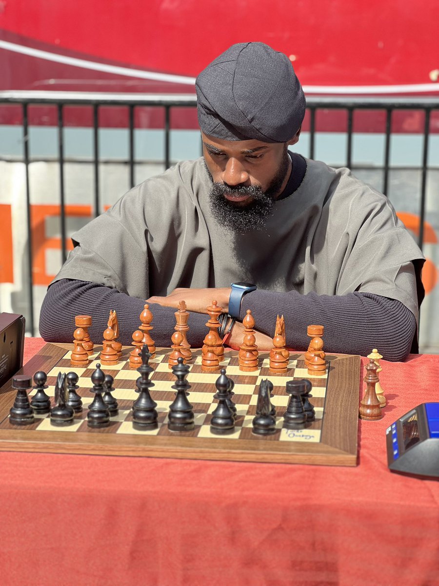 I must say it's a tough game. I can't imagine the number of ideas or thoughts going through his mind per second. 
#Tunde58hoursofChess 
#TundeChessMarathon 
#guinessrecords