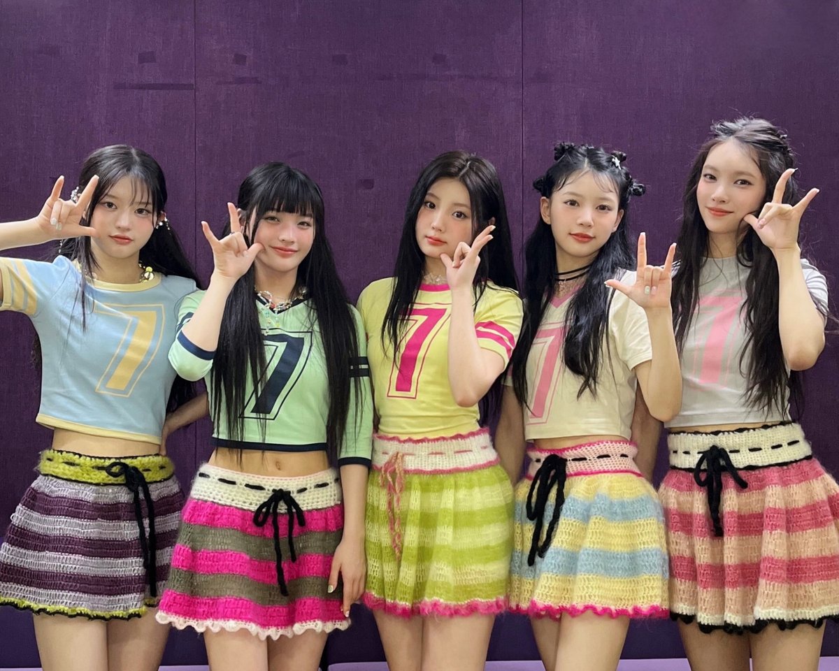 ILLIT_official's tweet photo. [#DAILY_IT]
아일릿의 엠카운트다운 첫 일위 정말 감사합니다!
오늘 아일릿의 이 기쁨과 행운을 여러분들께도 가득 나눠드릴게요🍀

240418 @ 엠카운트다운
#ILLIT #아일릿
#Magnetic #LuckyGirlSyndrome
#SUPER_LUCKY #SUPER_REAL_ME https://t.co/cRAqFsBrig