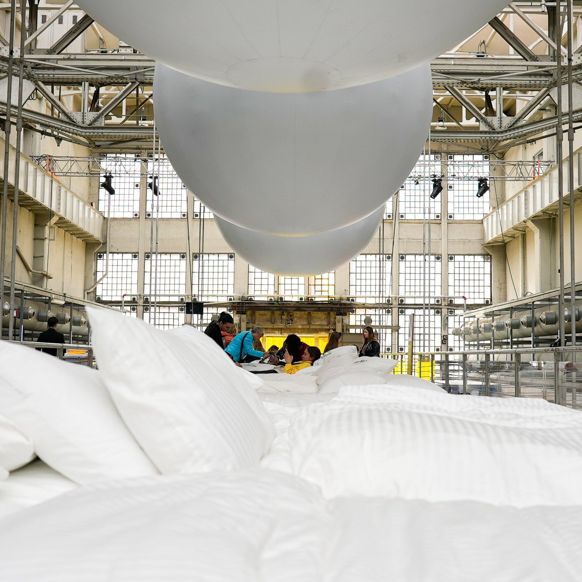 IKEAITALIA's tweet image. La prima notte nella prima casa non si scorda mai! Vieni a riscoprirne la sensazione sul Mezzanino e approfitta per schiacciare un pisolino, tra una visita e l’altra, all’interno della mostra-evento di #IKEA1st, in Via Tortona 58, Milano. #MilanDesignWeek #Fuorisalone #IKEAItalia