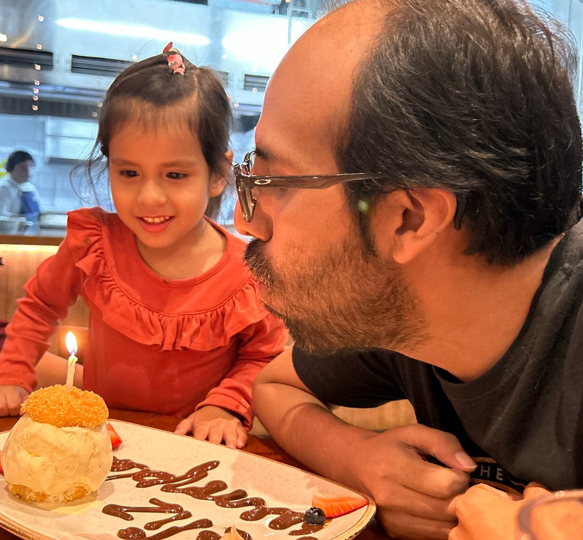 dia16david's tweet photo. En mi cumple trabajé casi todo el día, entre juicios, peritajes, informes técnicos, preparar un interrogatorio y una reunión de trabajo que terminó a las 9pm. Pero como dice la canción: “No es necesario tener principio, lo importante es tener finales”. Y el final, fue chévere https://t.co/631ROlKz6i