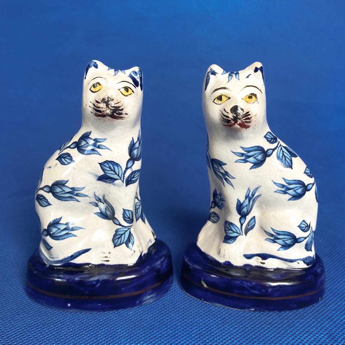 If you're looking for a novel gift for a cat lover, look no further! A pair of sweet little C19th Staffordshire cats in blue & white. Just 10cm tall with hand-painted faces & blue floral patterns.
priddeythings.etsy.com/listing/170285…
#Staffordshirecats #Victoriandecor #catlovers #etsygifts