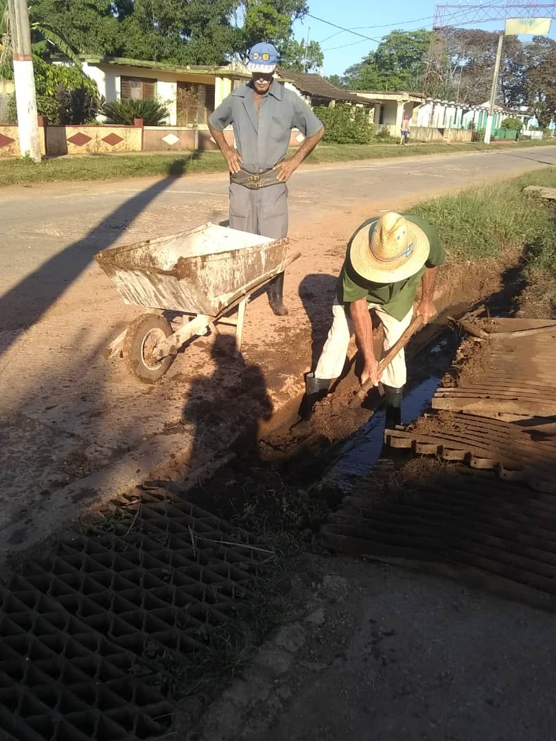 gpppmatanzas's tweet photo. 💦Los trabajadores de Recursos Hidráulicos trabajan en la supresión de salideros en varios Consejos populares. #UnionEnVictoria #MatanzasdeGironal26 #Matanzas @DrRobertoMOjeda @SuselyMorfaG @CaridadPoey @mariofsabines @DiazCanelB @PresidenciaCuba @lisbalseiro https://t.co/Ne33lARBQn