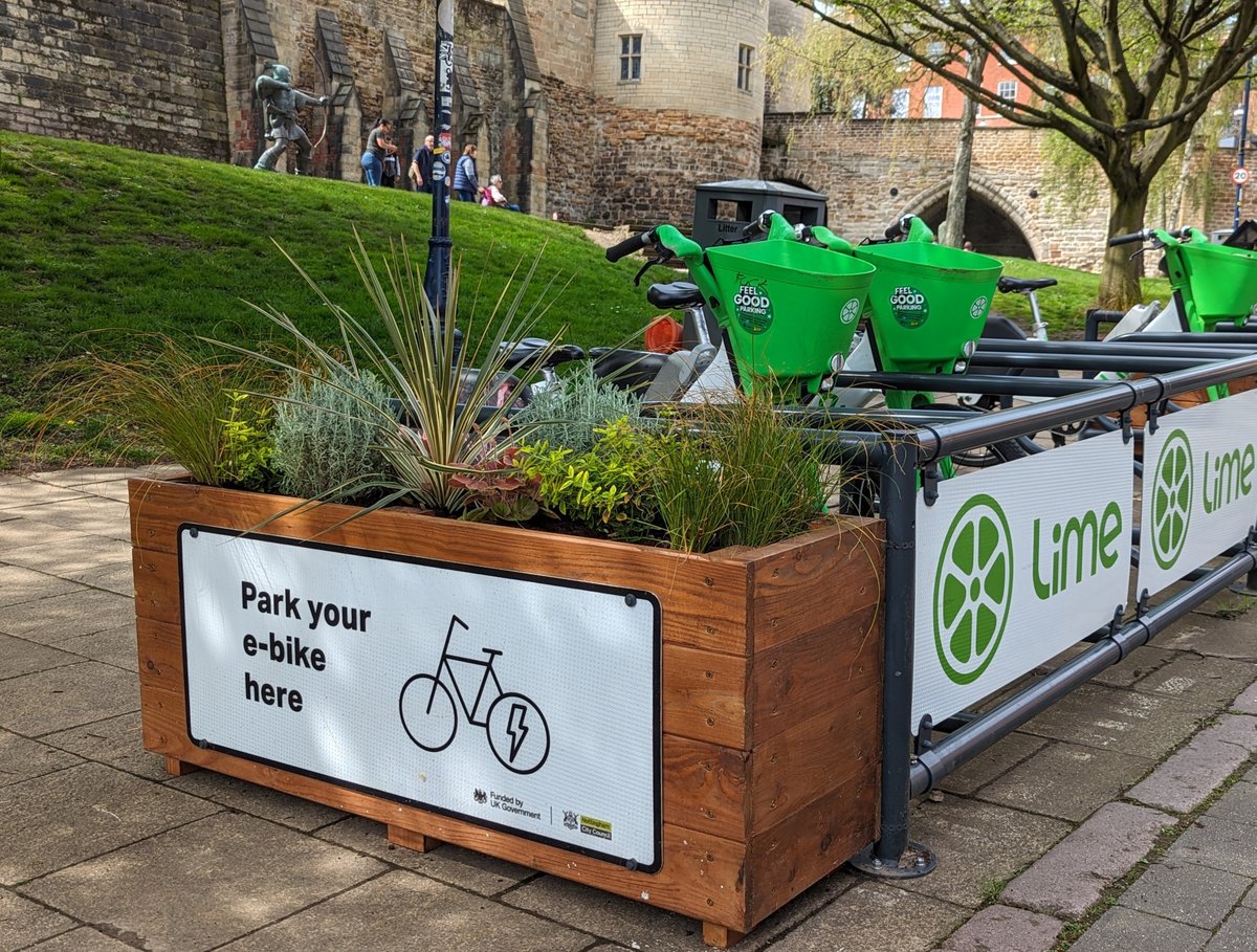 🚴 We're installing racks to help improve e-bike and e-scooter parking using money from the Transforming Cities Fund. Lime e-bikes launched a year ago and so far more than 130,000 rides have been made across the city! Find out more: transportnottingham.com/more-than-275-…