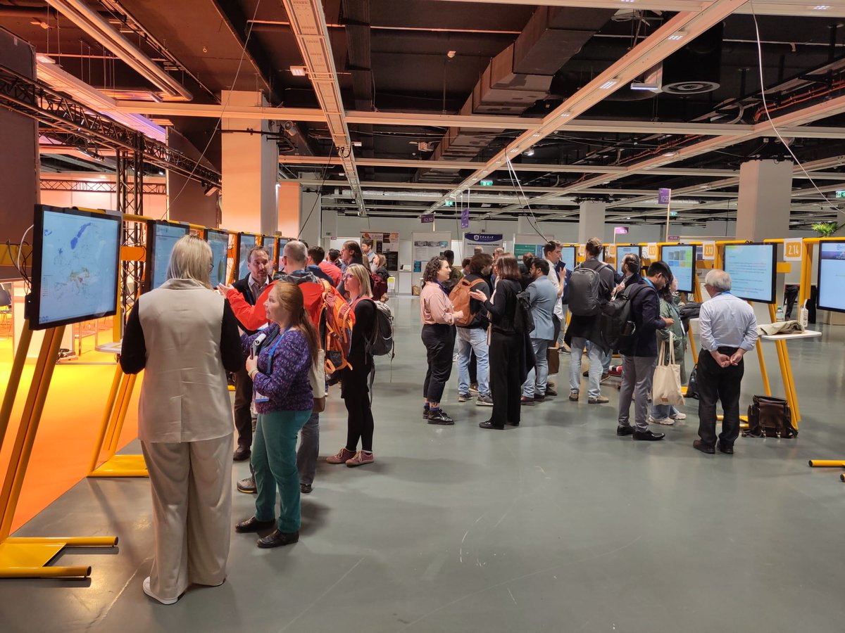 INSPIRE(d) greetings from #EGU2024! 😆💡 @VITO_RS_ colleague @JavierVsPlastic just finished his pico presentation on the #AI driven aerial #drones & #monitoring app 👨‍💻with new developments on #PlasticPollution monitoring on beaches 💙🌊 #MissionOcean #HorizonEU #cleanrivers