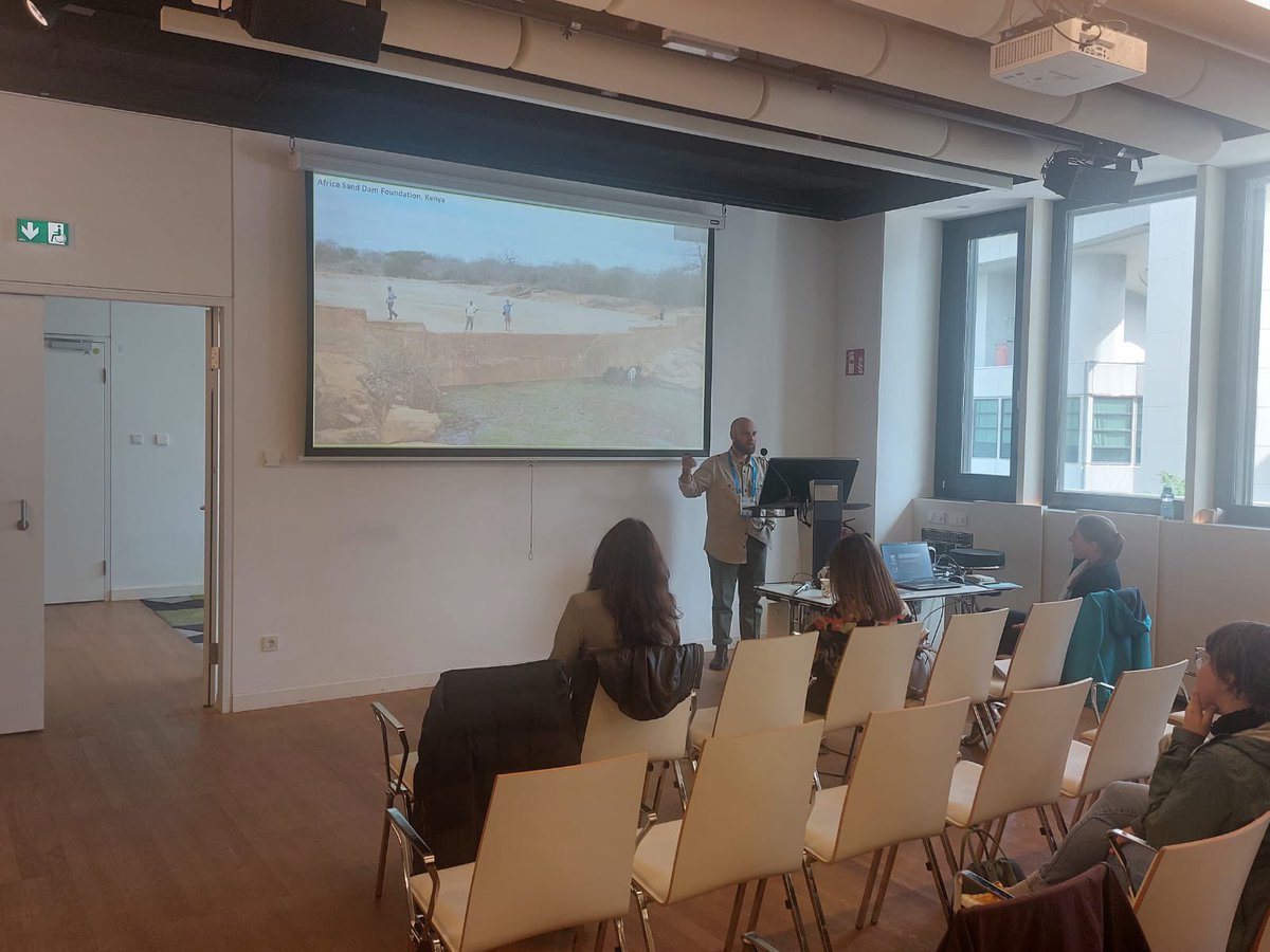 The @WHLab_Unifi of @DagriUnifi at @EuroGeosciences #EGU24 👇

@Lui_piemontese presenting a collective work on the creation of a global database of sand dams for sustainable #watermanagement 

@EGU_HS @LorVillani @GiulioCst @JAE_Aguamenti