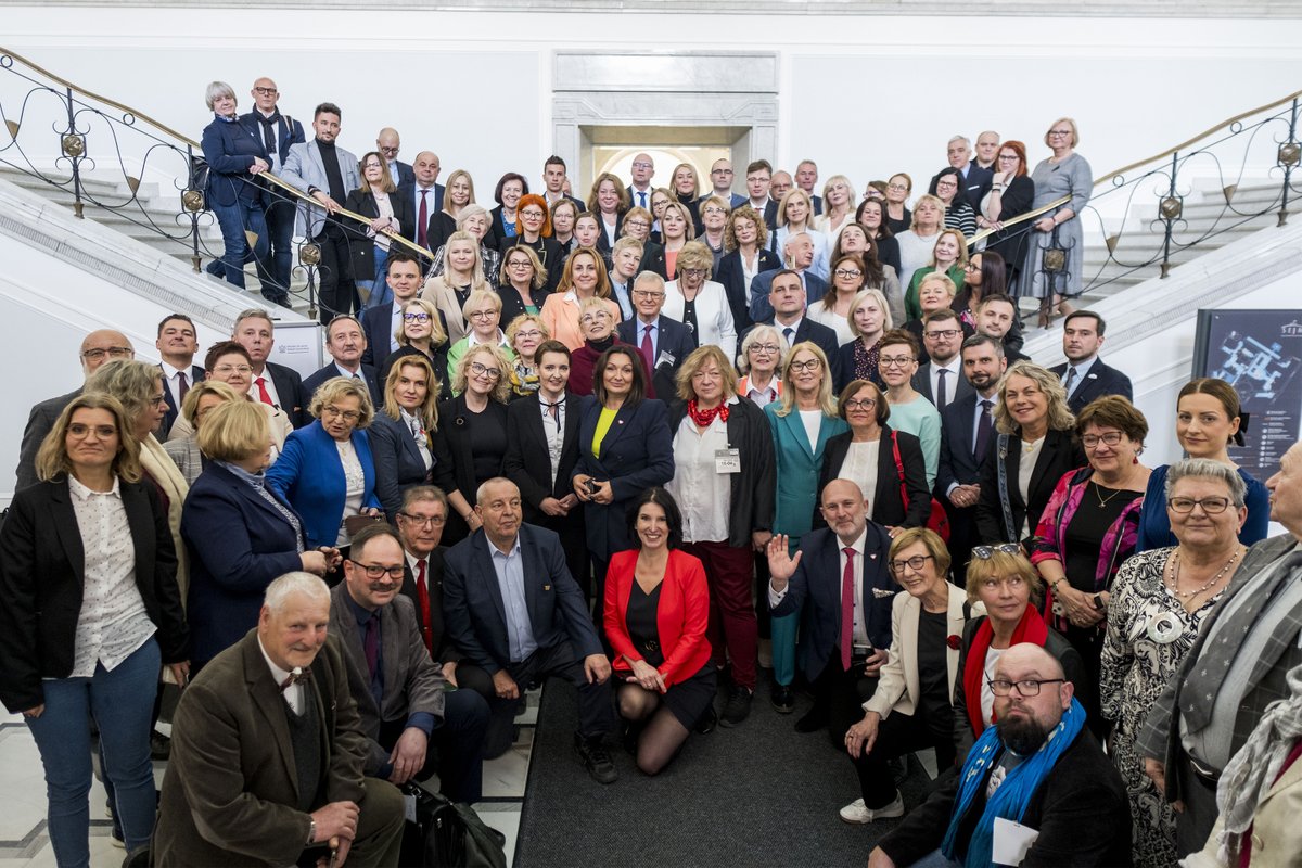 KancelariaSejmu's tweet photo. 📸W #Sejm odbyła się Konferencja "POLSKA SENIORA. Polityka Senioralna - Nowe Otwarcie". Patronat nad wydarzeniem objęły wicemarszałek Sejmu @MWielichowska oraz minister ds. polityki senioralnej @OklaDrewnowicz. 

📌- Polityka senioralna to nasza wspólna sprawa. Seniorki i seniorzy to my wszyscy, za jakiś czas. (...) Stoimy u progu ogromnego wyzwania. Odpowiedź na starzejące się społeczeństwo musi być jednym z priorytetowych obszarów działalności naszego państwa, ale i całego społeczeństwa - powiedziała Wicemarszałek Sejmu. 
- Wyzwanie jest ogromne, ale jesteśmy na początku drogi budowania wspólnej polityki senioralnej z seniorami dla kolejnych pokoleń, naszych dzieci i wnuków. To jest nasz największy cel - zaznaczyła minister Okła-Drewnowicz. 
 
👉Tematem konferencji były wyzwania w najważniejszych obszarach polityki senioralnej.

🎥 Transmisja: https://t.co/iE51BqhXbj