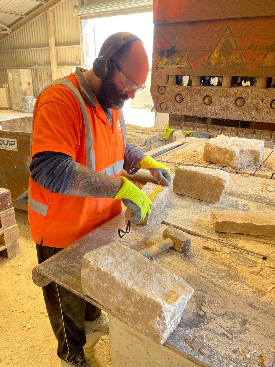 Lovell_Stone's tweet image. Guillotine operation in Downs Quarry, Purbeck. 
The team process our entire range of Purbeck building and walling stone products. 

#buildingstone #naturalstone #britishstone #wallingstone #purbeckstone