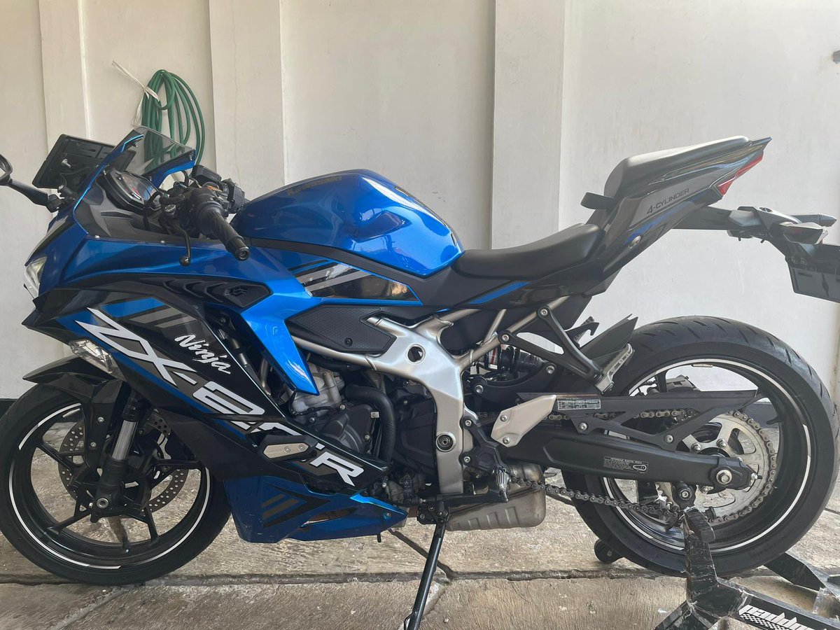 aditnst's tweet photo. FOR SALE!! Kawasaki Ninja ZX25R NIK 2021 tipe ABS SE. Plat B ganjil (Depok). Jarak tempuh baru 3900an KM dan kondisi full original. Sudah dipasang sticker transparan wrap full body. Harga? DM aja yaa, kita nego sampe jadi.. #forsalebyowner #zx25r #Kawasaki #NINJA https://t.co/GvqYSJM2hJ
