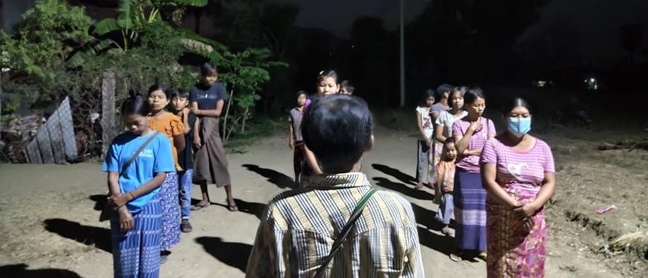 Pro-democracy residents from a village of #Yinmarbin Twp, #Sagaing Region, regularly staged an evening strike to oppose the #MilitaryDictatorship on Apr18.

#BanJetFuelExportsToMM              
#2024Apr18Coup                          
#WhatsHappeningInMyanmar