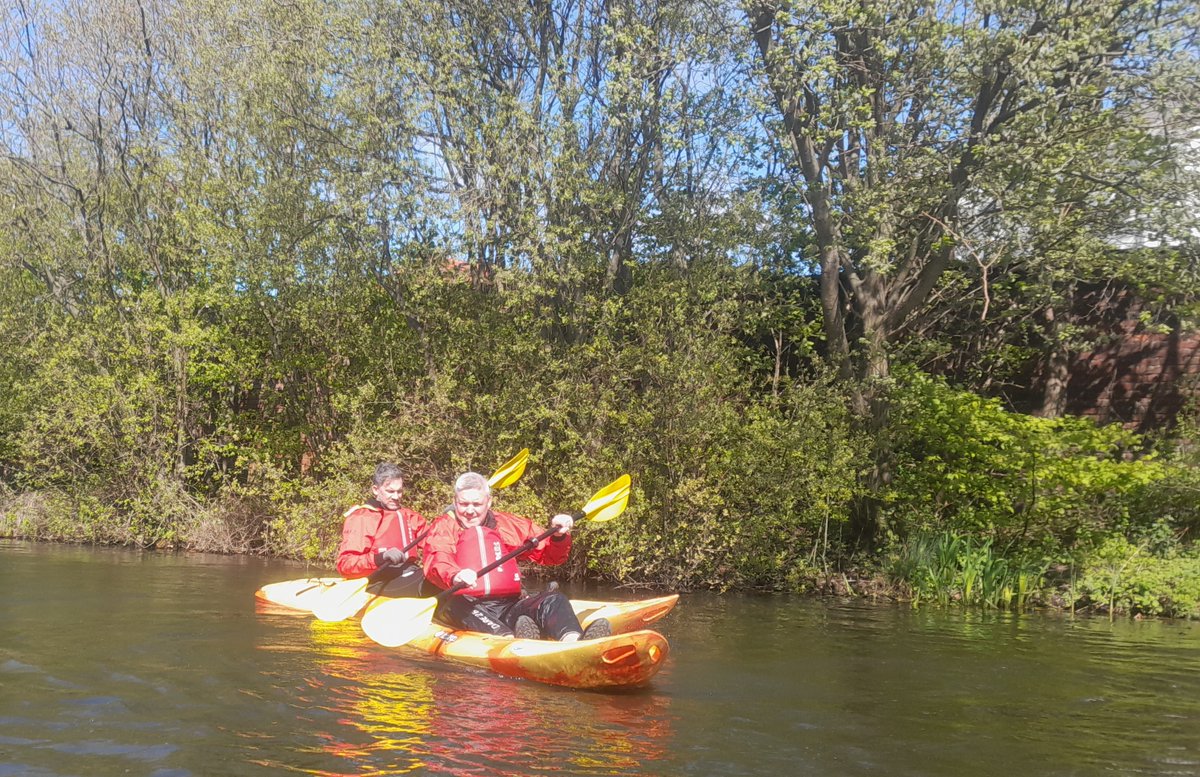 Great weather and a great group from @SafeRegen @Gallowaysblind paddling on #LeedsLiverpool @CanalRiverTrust
