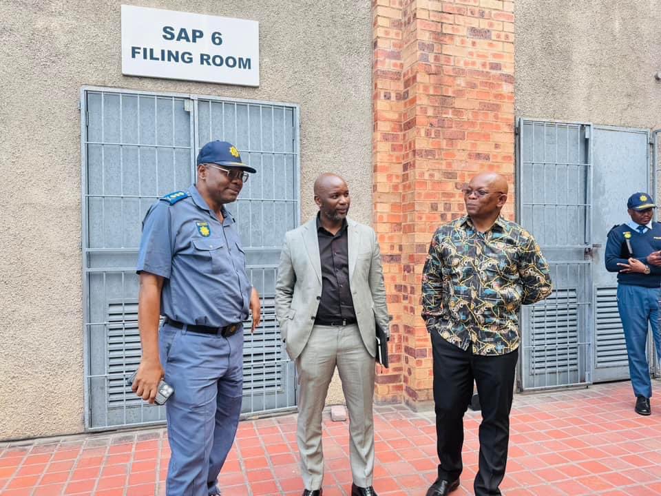 [PICTURES] Alexandra Police Station, station commander conducts a walkabout with the Eastern Cape MEC for Community Safety Mr Xolile Nqatha at the Alexandra police station to ensure service delivery and functionality of the station. 
#GrowingASaferGauteng