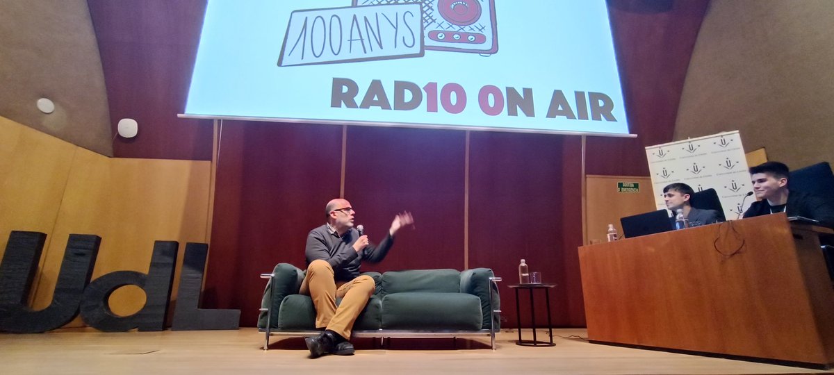 GuillemSuau's tweet photo. Darrera jornada de la @SetComUdL de la @UdL_info arrenquem la jornada amb Jordi Basté #100anysdeRàdio https://t.co/2Ym4u5Md0k