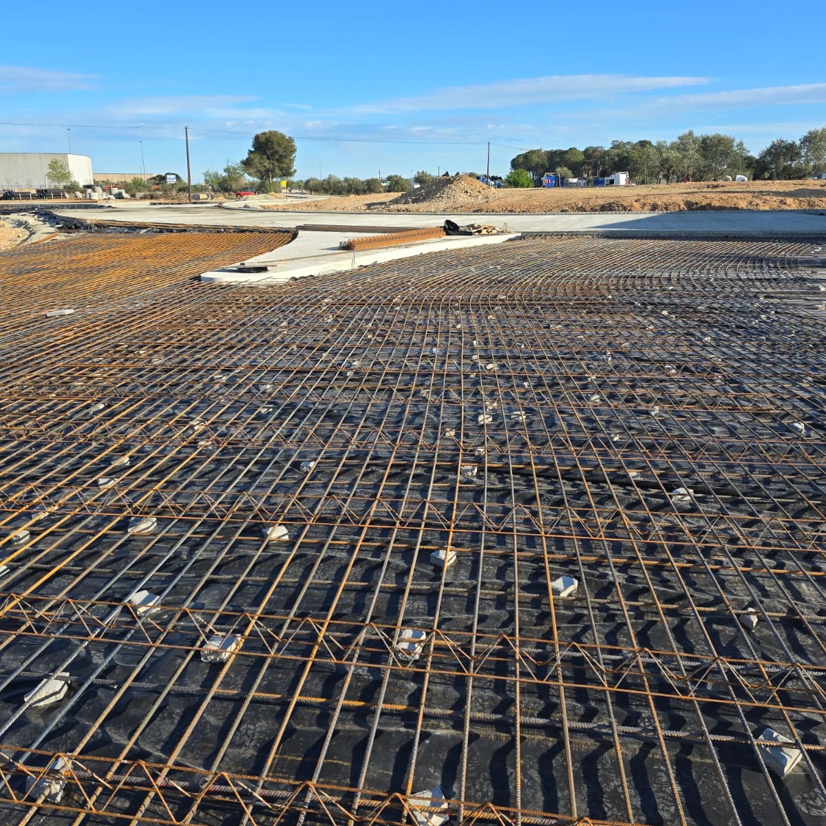 GrupArmangue's tweet photo. Obra en Pont de Molins, suministro y montaje de rotonda armada. 
 ✅ Entrada y salida dirección Francia, acabada  
#Armangue #FerrallaDeQualitat #GrupArmangue #Ferralla #Girona #Tarragona #Balears #Navarra #Bizkaia #Andorra #France https://t.co/SWjbt9t6q5