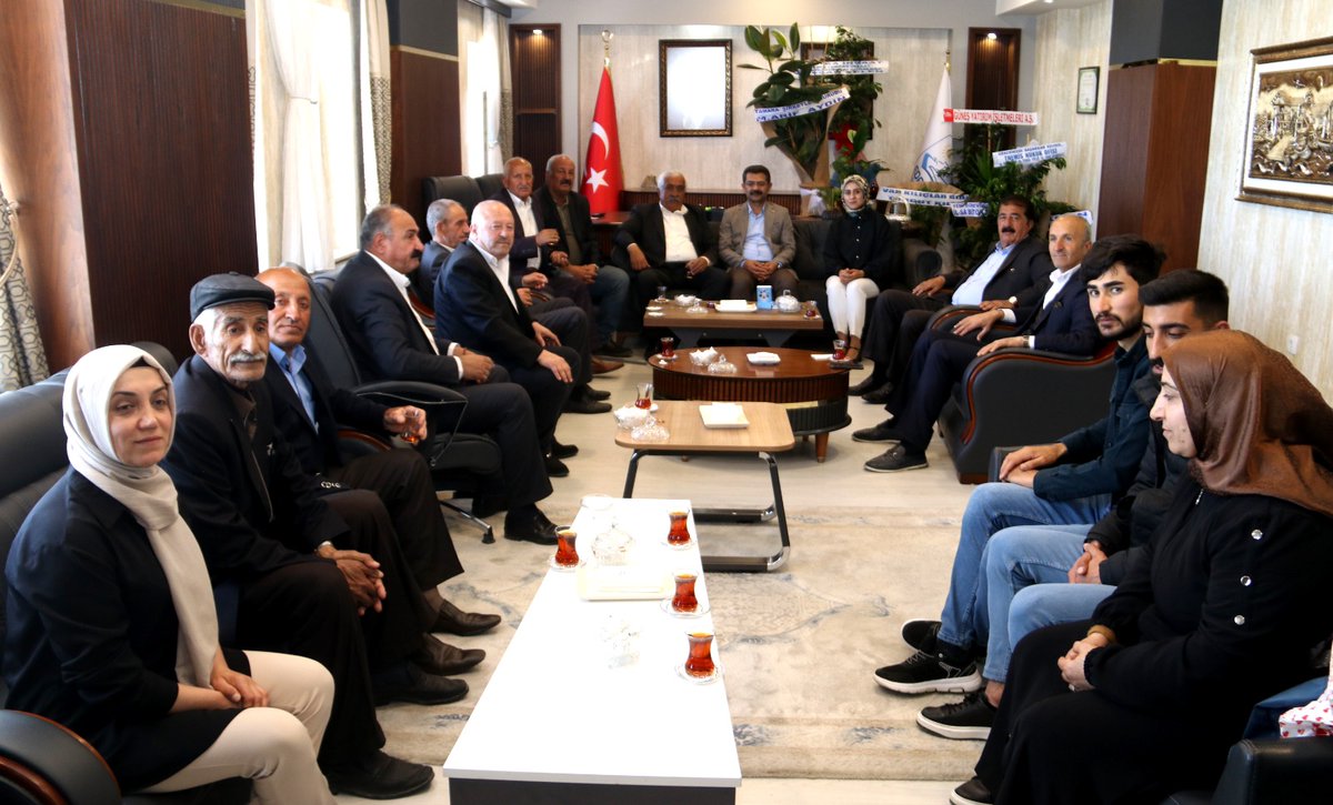 Gravi Aşireti lideri Yahya Ertaş ve beraberindekiler Eşbaşkanlarımız Rabia Başak Koç ve Cemil Komi'yi ziyaret ederek, hayırlı olsun dileklerinde bulundular.