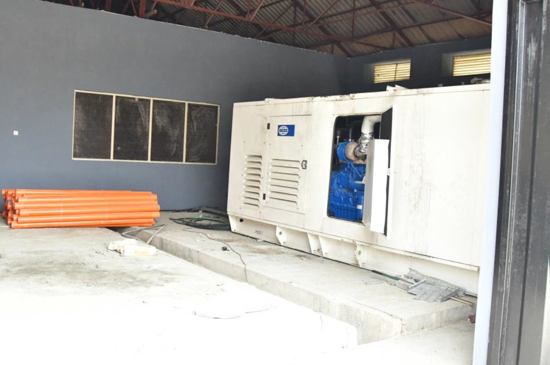 Shell_Nigeria's tweet photo. 🎤 This project entails a Digital Library, Cafeteria, Water treatment plant, a 500KVa Generator, a 33KVA Transformer and a Beautifully Landscaped Exterior.

We will take this opportunity to thank everyone who worked tirelessly to the actualization of this project.

#ShellCares https://t.co/AWLlfwRwWU