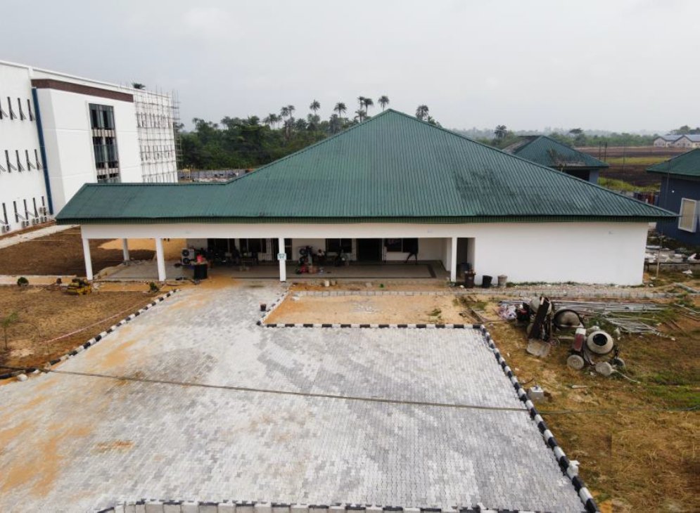 Shell_Nigeria's tweet photo. 🎤 This project entails a Digital Library, Cafeteria, Water treatment plant, a 500KVa Generator, a 33KVA Transformer and a Beautifully Landscaped Exterior.

We will take this opportunity to thank everyone who worked tirelessly to the actualization of this project.

#ShellCares https://t.co/AWLlfwRwWU