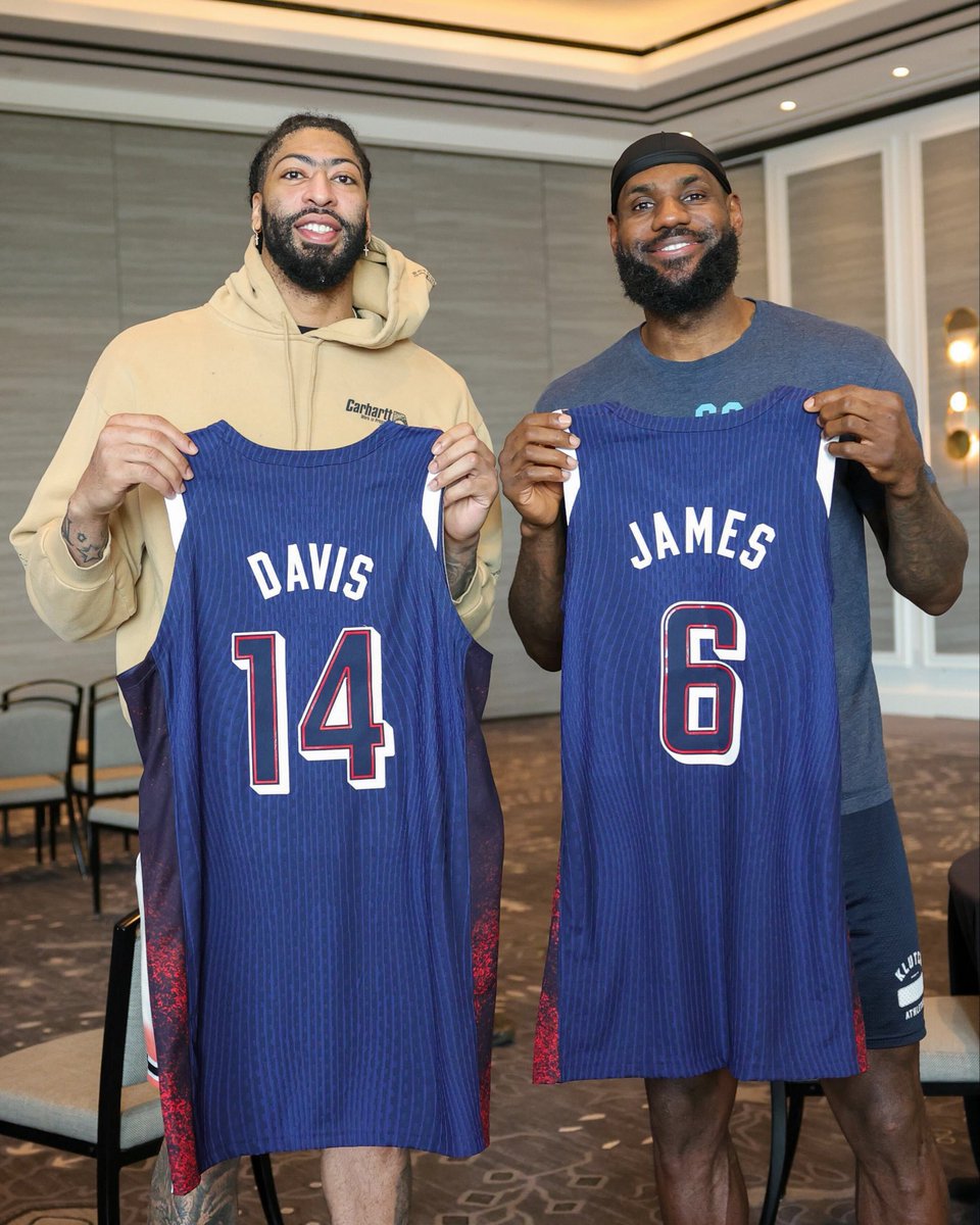 Anthony Davis ve LeBron James ikilisi, 2024 Paris Olimpiyat Oyunları için formalarını aldılar.