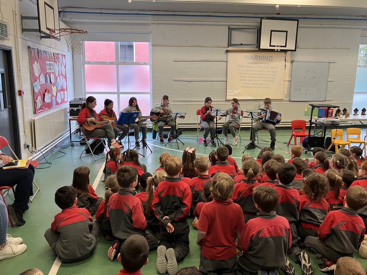 We celebrated Dyslexia Day at Tionól today. Thanks to the 7 children and Ms O Brien who presented to na Bunranganna. We were also treated to some music from the Marley musicians 🎶🎶🎶
