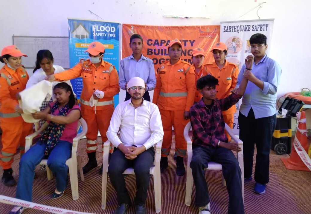 #Team7BnNDRF conducted Capacity Building Program at Maharaja Ranjit Singh Technical College, Bathinda (PB). Topics Covered: Flood safety & Rescue Techniques CPR Bandage Bleeding Control Splinting Dos & Don'ts during Earthquake & Heat Wave @NDRFHQ @HMOIndia @ndmaindia @ANI