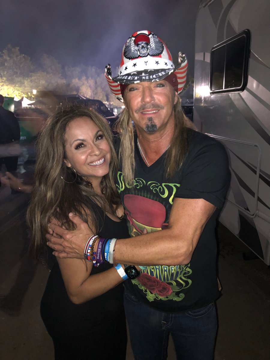 Melissa was smitten!  And you will be too, when you score your Bret Michaels tickets for Yaamava, all this week after 7:20 am on KOLA 99.9!🎤🎸🎹
.
.
 #yaamavatheater #tbt #inlandempire #bretmichaels #kola999 @KOLA999