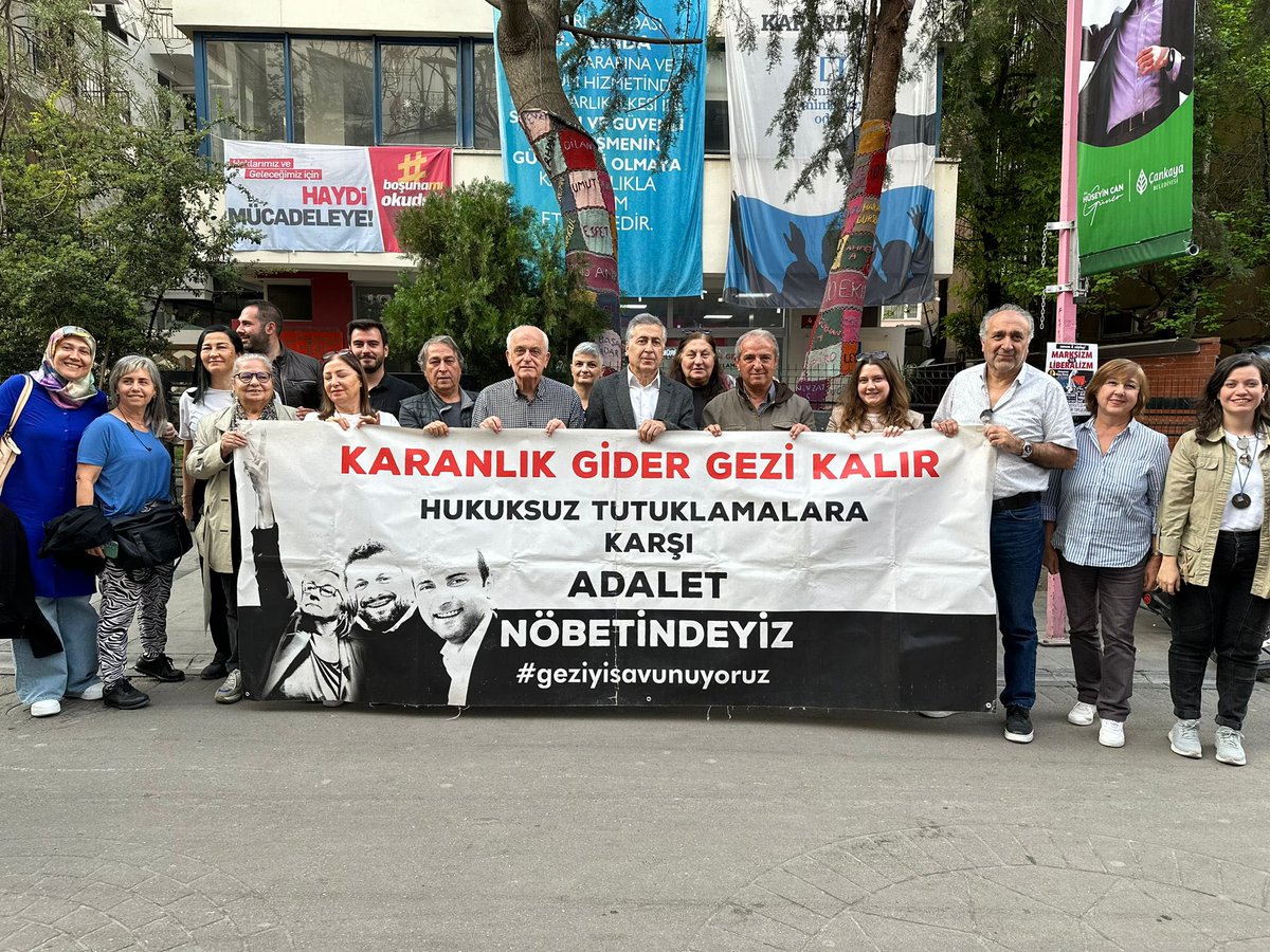 Adalet Nöbetlerimizde 723. Gün! Hukuksuz kararlar karşısında ilk gününden itibaren sürdürdüğümüz dayanışmamızı tüm arkadaşlarımızla özgür, güneşli günlerde buluşuncaya dek sürdüreceğiz! #GeziyeÖzgürlük #GeziyiSavunuyoruz