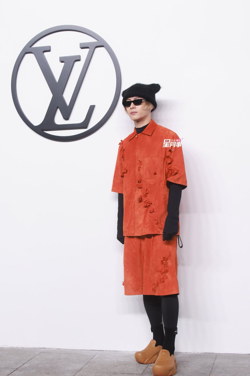JacksonWGlobal's tweet image. (3/3)

Jackson Wang at the #LouisVuitton #PREFALL2024 Voyager show in a cute cat-eared hat

#JacksonWangLouisVuitton #JacksonWang #王嘉尔 #잭슨 #TEAMWANG @JacksonWang852