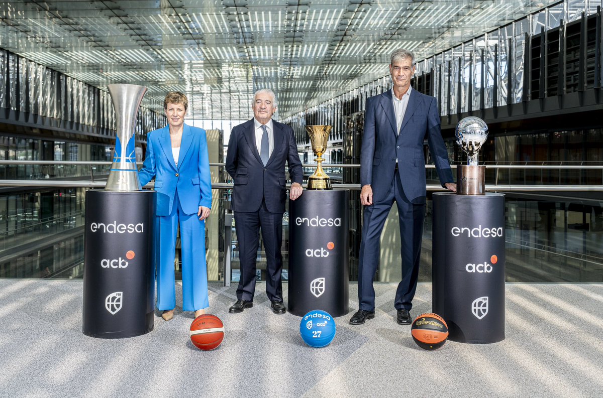 💙 Ser EQUIPO es estar SIEMPRE @Endesa extiende su compromiso con el baloncesto español, y renueva su patrocinio con acb hasta 2027. Así, serán 16 años dando nombre a la #LigaEndesa y #SupercopaEndesa y haciendo crecer nuestras competiciones. 🔗 acb.com/articulo/ver/4…