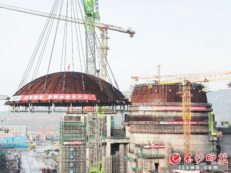 Recently, good news came from #Changsha's manufacturing industry: #Zoomlion's crane successfully completed the lifting work of the thin-shell steel lining dome of the heaviest nuclear power unit in #China; 1086 Sany's new energy tractors were sold.