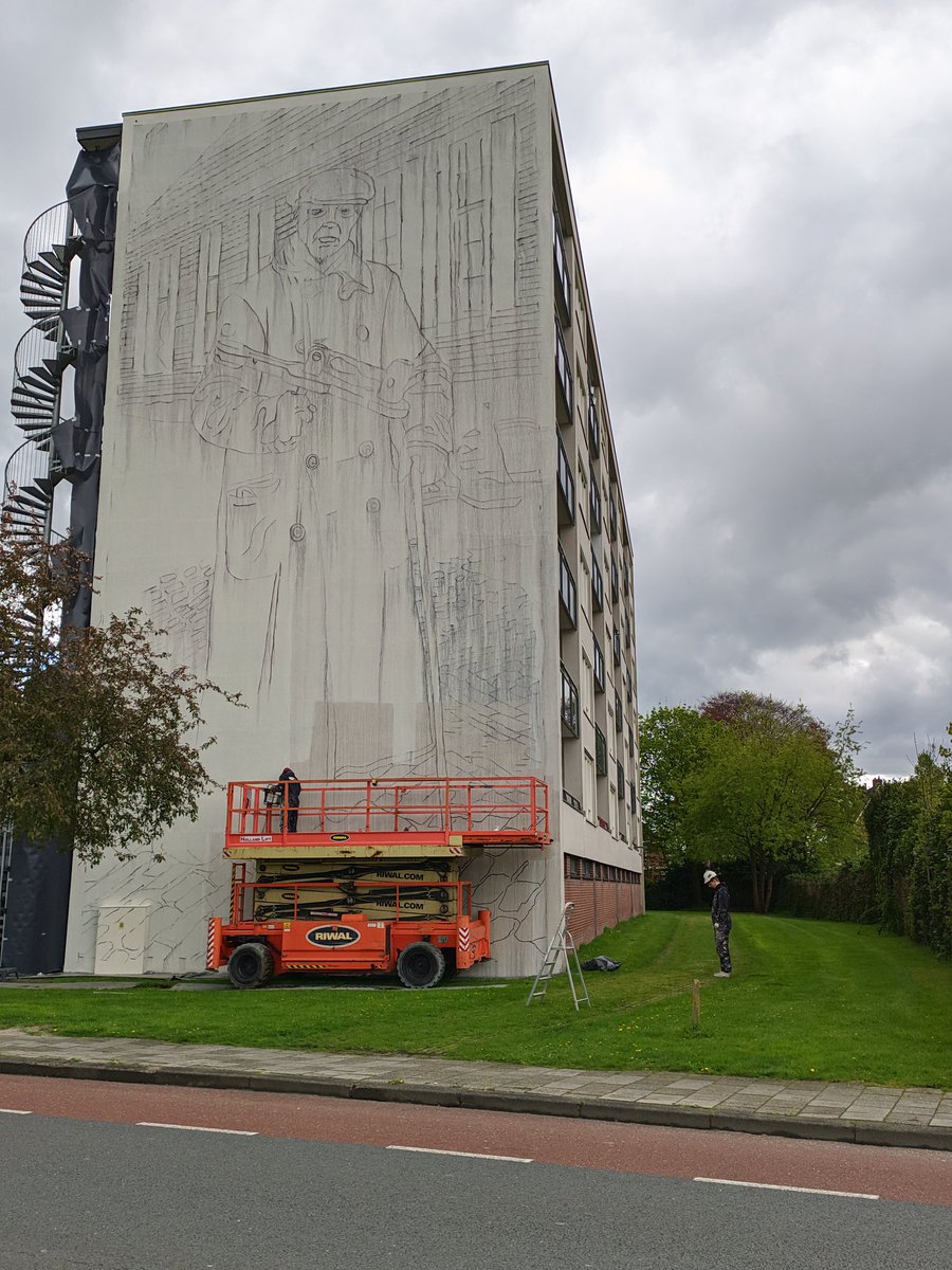 Na de muurschildering in het Middenpad is een flat aan de Parkweg in Hardenberg aan de beurt. Het zou eerst Aaltje Kraak worden, maar het wordt Klepperman Schutte.