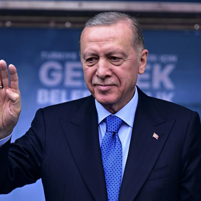 statdunya's tweet photo. Özgür Özel: "Bu görüşme bir nezaket ziyareti değil.  

Bu görüşme, son seçimin birinci partisinin genel başkanının; bir önceki seçimde cumhurbaşkanlığına seçilmiş olan sayın Erdoğan'la yapacağı görüşmedir." https://t.co/Cdjxfu5iRP