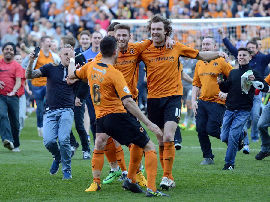 Talking of anniversaries, ten years ago today since Wolves 6-4 Rotherham. And 4 pitch invasions. One of the craziest Molineux games ever?