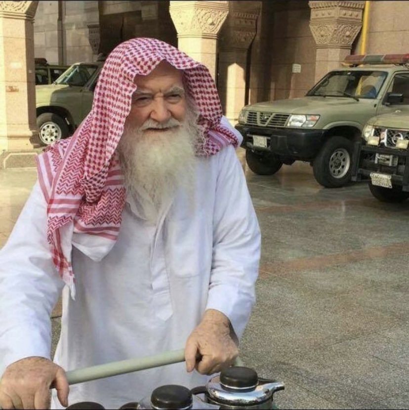 RahEMiracle's tweet photo. Today, we bid farewell to a true beacon of compassion and generosity,Sheikh Ismail Al-Zaim Abu Al-Sabaa. For over 40 years in Medina, he distributed free tea, coffee, milk, and dates to pilgrims and Umrah performers. We will miss him dearly
اِنّا لِلّهِ وَاِنّا اِلَيْهِ رَاجِعُون https://t.co/GTHEN7YapN