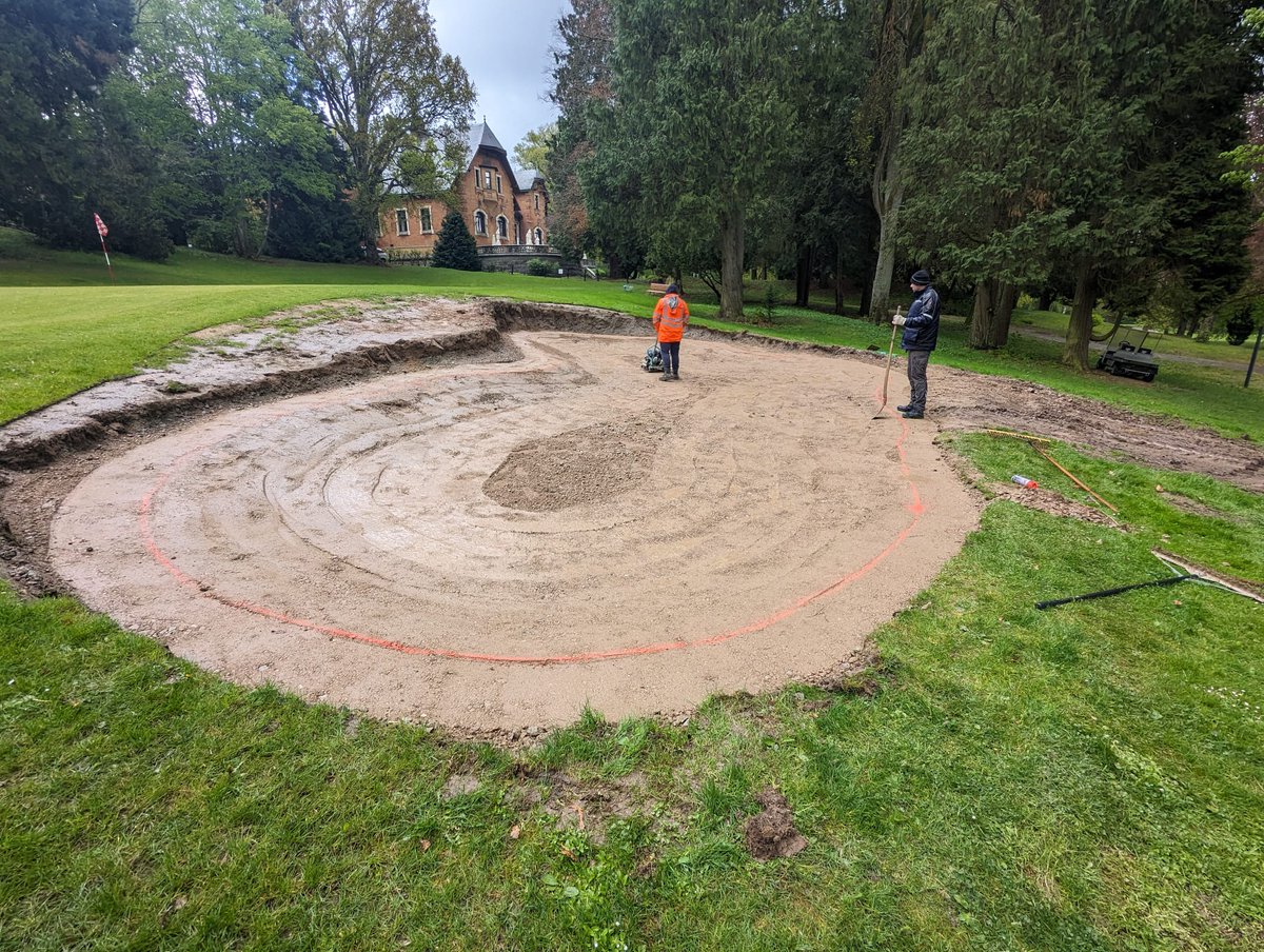 DuraBunker's tweet photo. How it started vs how its going at GC Regensburg, Germany where #teamdurabunker began work this week rebuilding &amp; installing #Duraliner &amp; @DuraBunker synthetic edging #lookinggood #transformingeyesores #courseimprovements #bunkerconstruction #bunkerrenovation https://t.co/PBxRJwGWhW