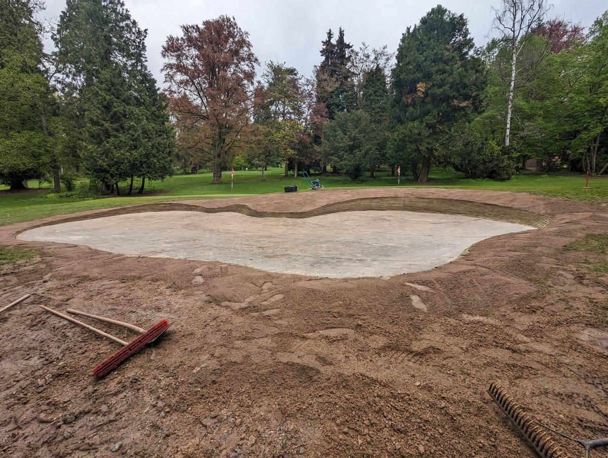 DuraBunker's tweet photo. How it started vs how its going at GC Regensburg, Germany where #teamdurabunker began work this week rebuilding &amp; installing #Duraliner &amp; @DuraBunker synthetic edging #lookinggood #transformingeyesores #courseimprovements #bunkerconstruction #bunkerrenovation https://t.co/PBxRJwGWhW
