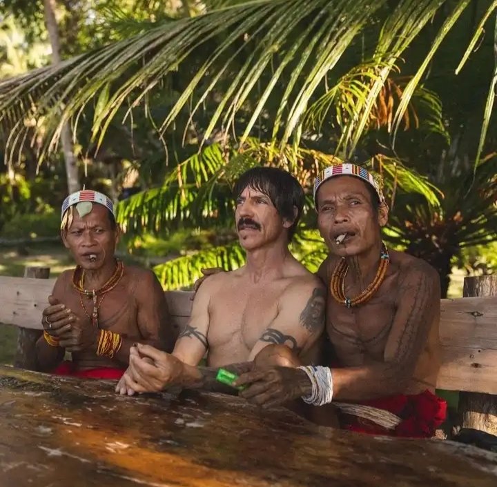 PepoGalau's tweet photo. Vokalis RHCP selow banget kuy di mentawai, alam Indonesia emang keren. Foto dari FB mereka. https://t.co/8t9YljAMo6