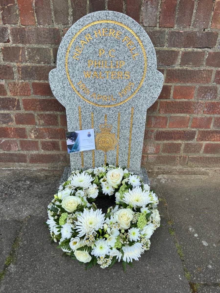 We remember P.C Phillip Walters who was murdered on this day in 1995. During a violent disturbance with 3 men he was shot & killed. This morning we laid flowers at our memorial to honour his service & sacrifice. #HonouringThoseWhoServe #PoliceFamily #PoliceMemorial @metpoliceuk