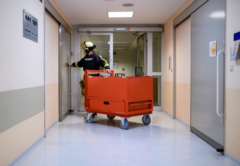 fachmedien's tweet image. Als Basis für das neue Modell kommt der nach AGBF-Empfehlung gebaute Müller Safety Rollcontainer zum Einsatz. #PaulMüller #Rollcontainer #ReaktiverEnergiespeicher #Trockenlöschmittel #Brandbekämpfung

leitstelle.kuhn-fachmedien.de/2024/02/29/rol…