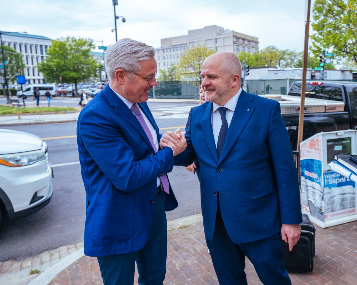 Herzlicher Abschied von meinem 🇵🇱 Kollegen @pawelkowalpl nach einem besonderen Besuch in Washington. Als parlamentarische Delegation des Weimarer Dreiecks haben wir auf allen politischen Ebenen für ein neues #Ukraine-Paket geworben. Europa und die USA müssen zusammenstehen.