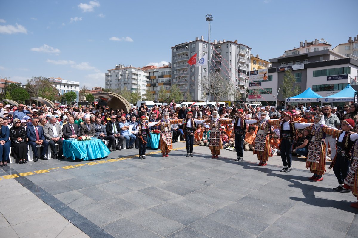 Çorum'un evlatları, geçmişini unutmadan geleceğe koşuyor🥰 #Çiğdem Aşı ve Geleneksel Çocuk Oyunları Etkinliğimizde yavrularımız hem binlerce yıllık gelenekleri öğrendi hem de gönüllerince eğlendi. Biz de eşlik etmeden duramazdık elbette😊 📍 Kadeş Barış Meydanı #ÇorumİçinAşkla