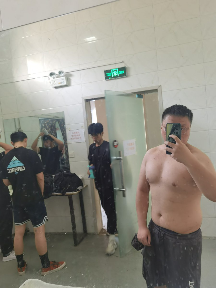 jun62667656's tweet photo. 肚子还是没减下来 https://t.co/BPDaWiPelG