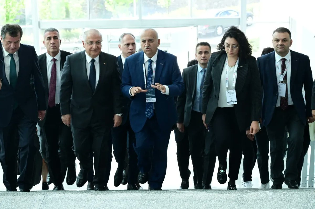 ostimosb's tweet photo. ICDDA’24 etkinliğini ikinci gününde @tcsavunma Bakanı Yaşar Güler ziyaret etti. Bakan Güler, katılımcı stantlarını ziyaret ederek, ürün ve hizmetleri hakkında bilgi aldı. Firmaları tebrik eden Güler, sağladıkları katkı ve destekler için teşekkür etti. @ostimsavunma #ostim #icdda https://t.co/84bTnGDIM5
