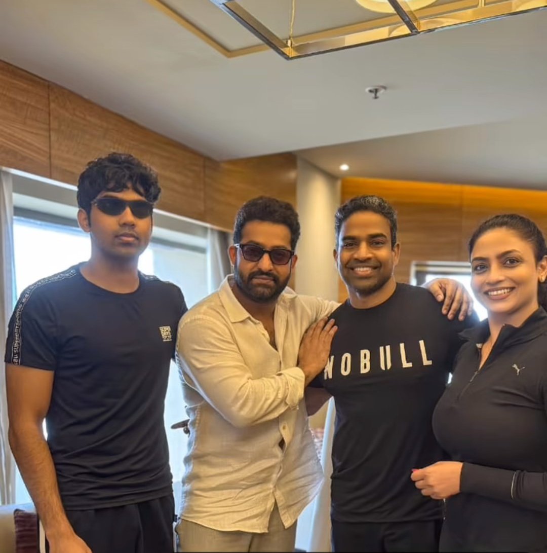 Gym Trainer Kumar Mannava Garu & His Family With Our @tarak9999 Anna In Mumbai 👌👌👌. #JrNTR Anna Most Down To Earth Person 🤍👌👏. #War2 #YRFSpyUniverse #Devara