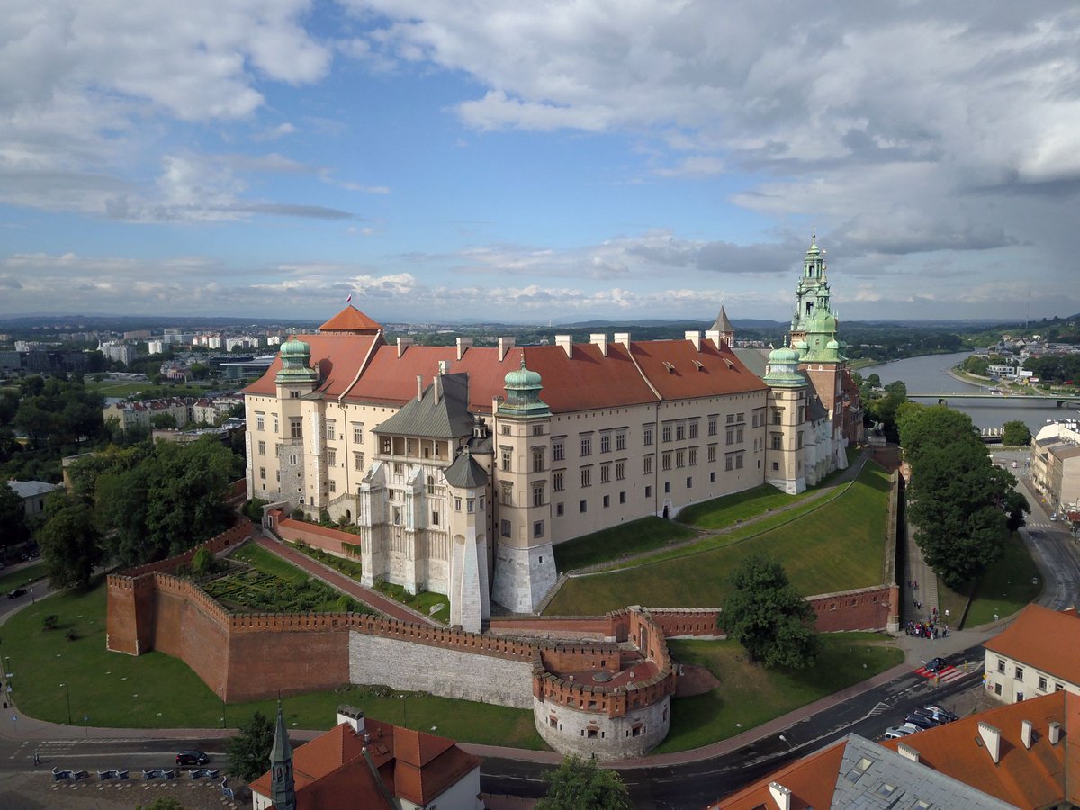 The Wawel Royal Castle in Krakow and the Victoria and Albert Museum in London inspiring culture and international collaboration event 🚀 Read more now!➡️tinyurl.com/culture-inspir… #inspringculturePoland #inspiringculture