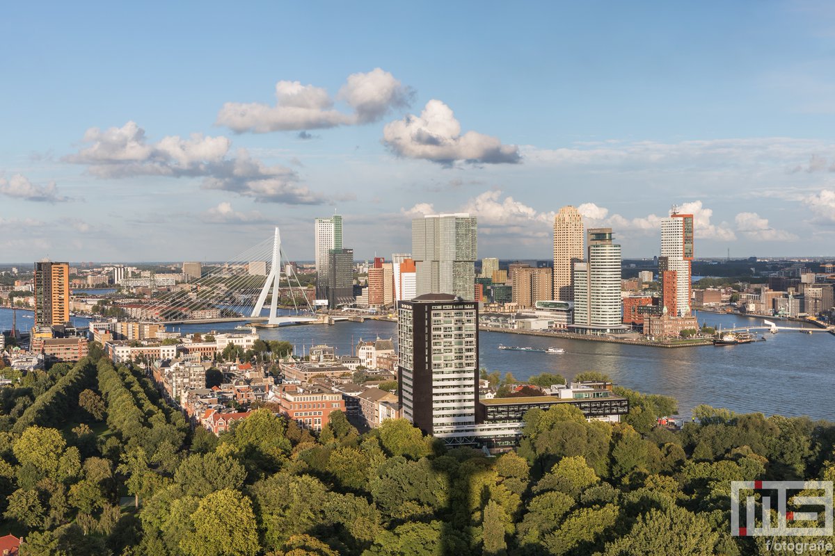 De #skyline van #Rotterdam door @marcvanderstelt als mooie afdruk op #canvas of #print. Verkrijgbaar in 18 landen in #Europa via shop.ms-fotografie.nl #art #behang #fineart #fotoprint #wanddoek #wallart #wallcover #dibond #vtwonen